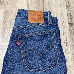 Levi’s Medium Wash Jean Shorts 28